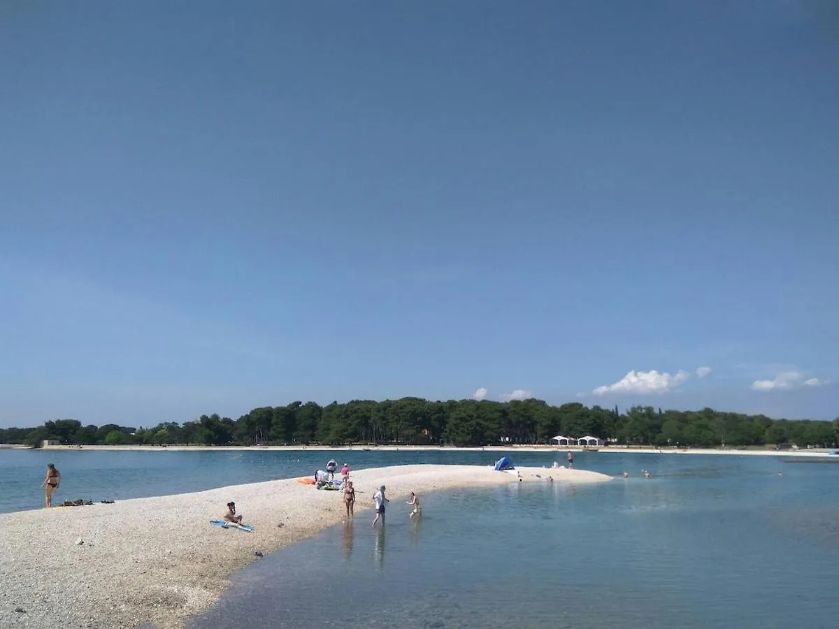 House For 12 People Close To The Sea Pula Croatia