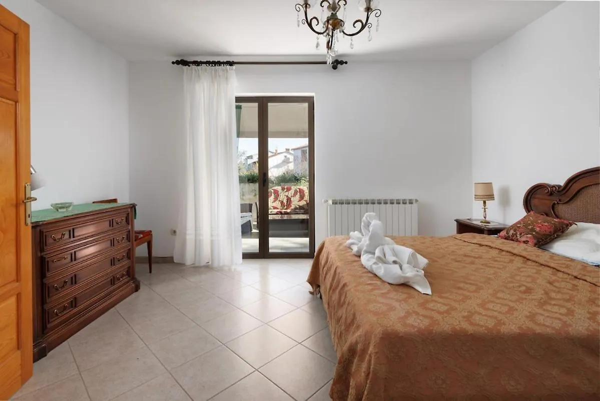 Holiday home House For 12 People Close To The Sea Pula