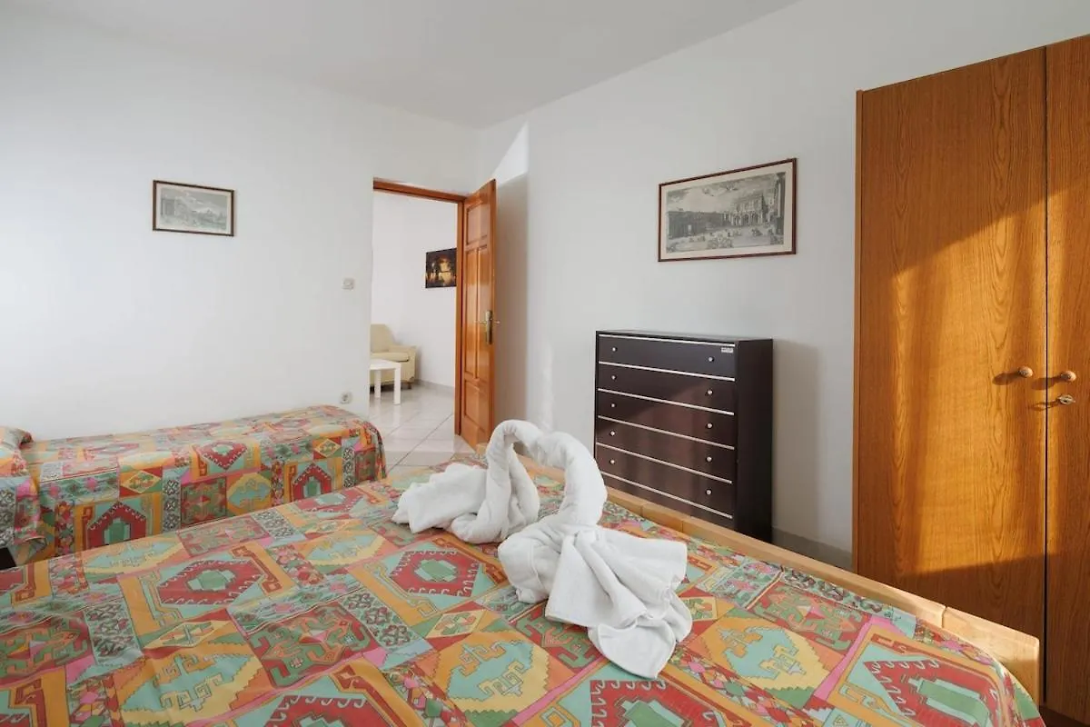 House For 12 People Close To The Sea Pula Croatia