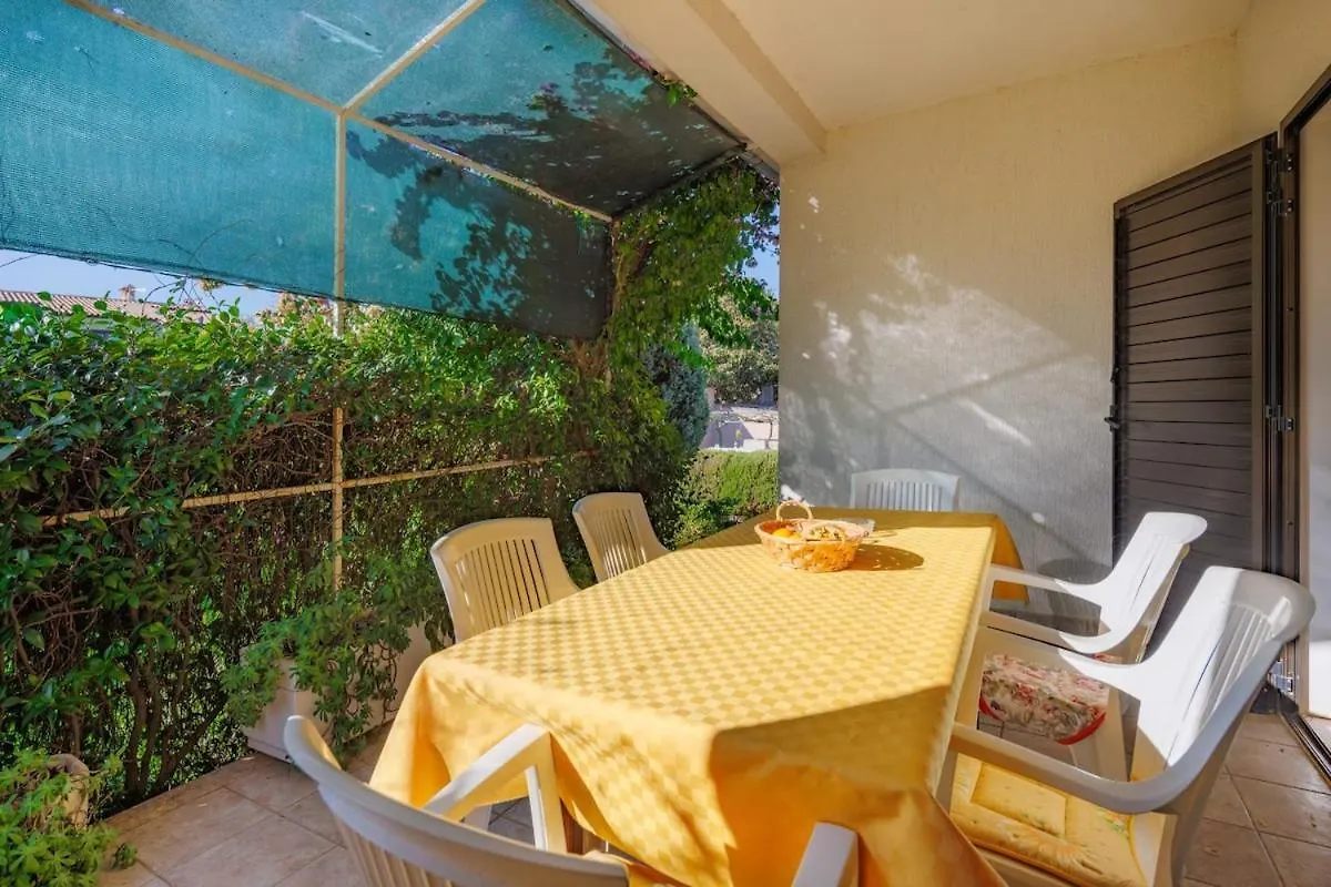Holiday home House For 12 People Close To The Sea Pula
