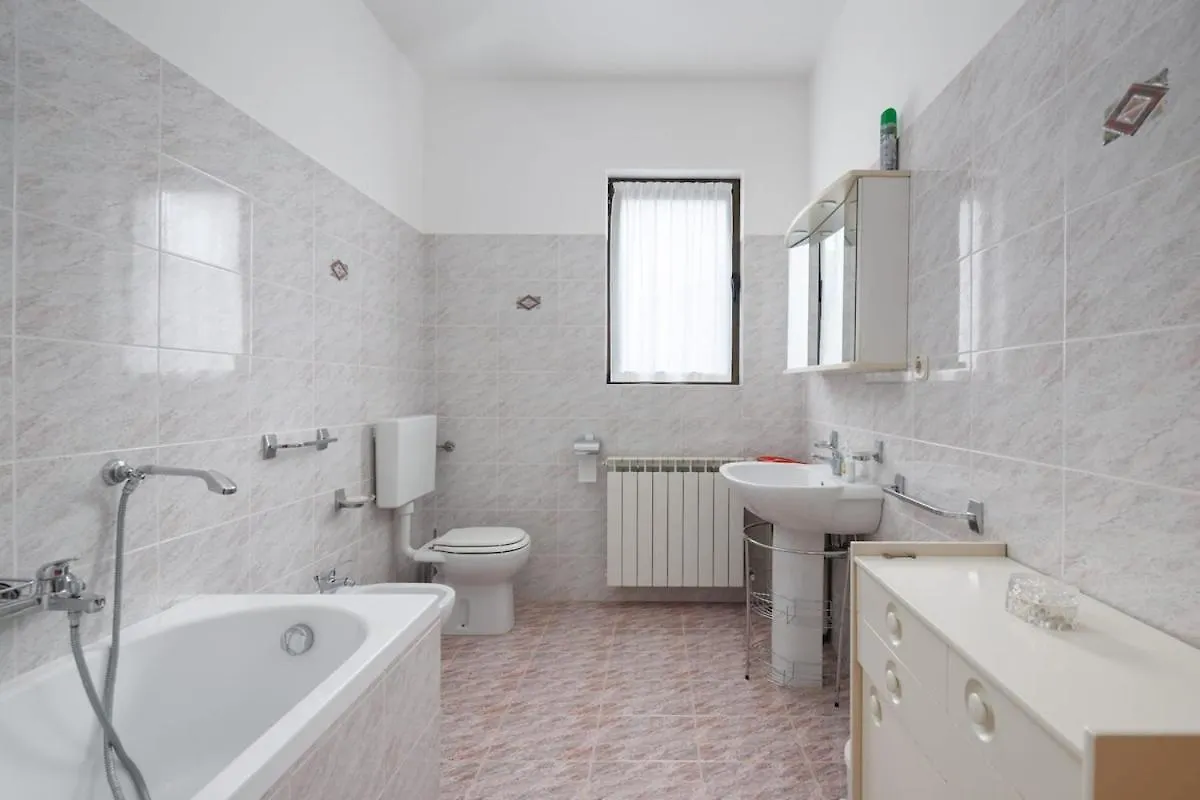 House For 12 People Close To The Sea Pula Croatia