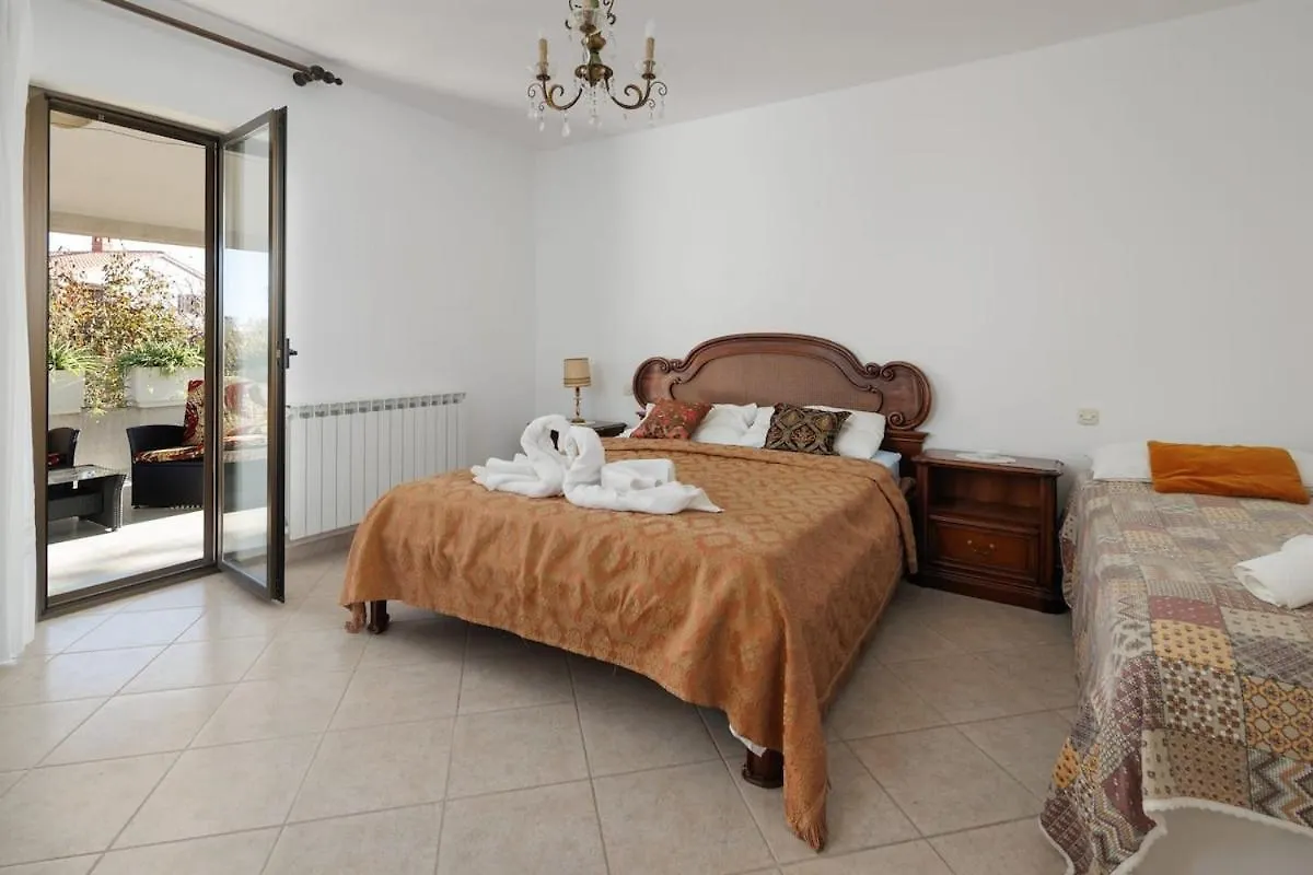House For 12 People Close To The Sea Pula Holiday home