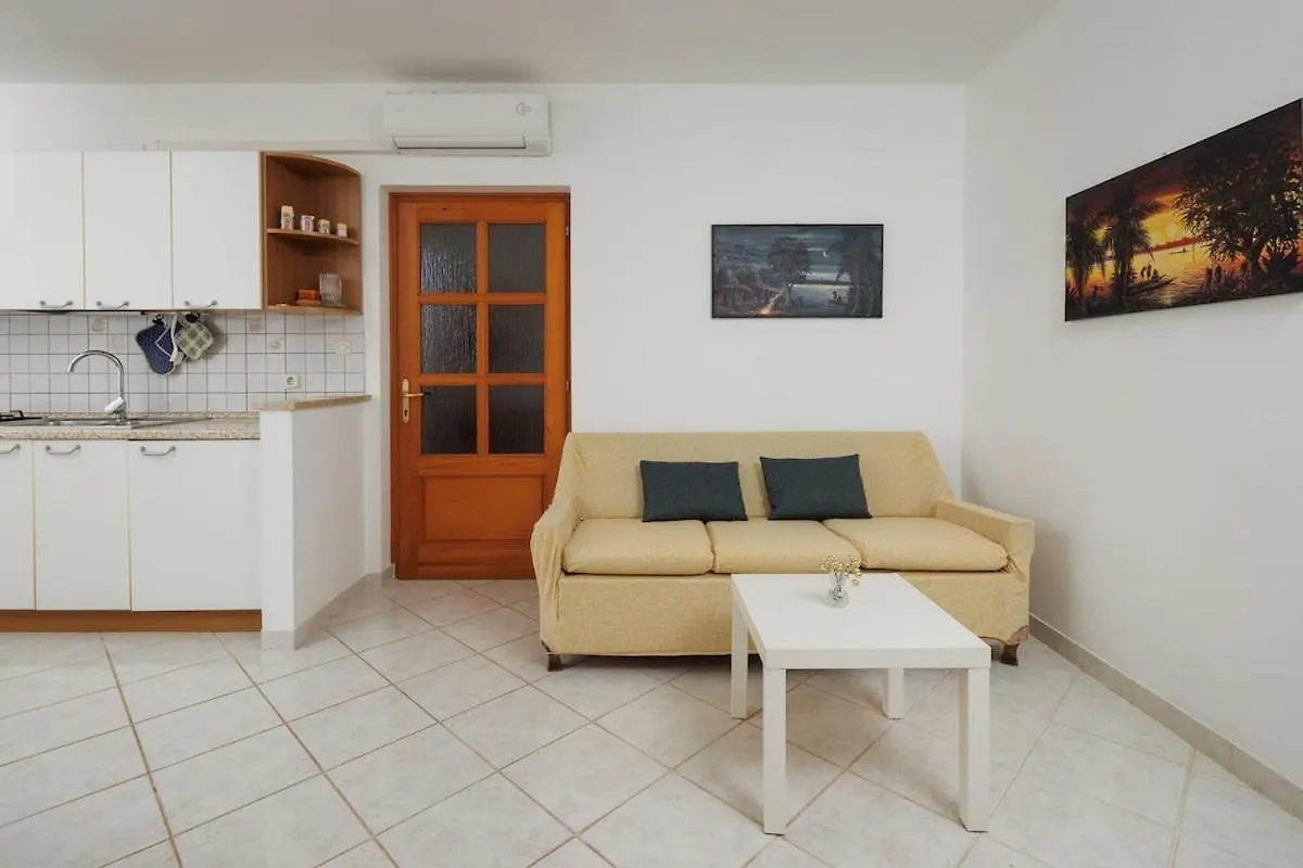 House For 12 People Close To The Sea Pula Croatia