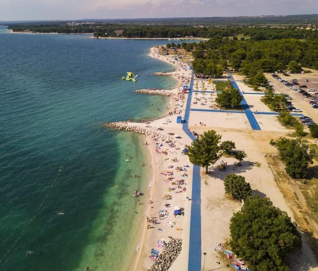 House For 12 People Close To The Sea Pula Holiday home