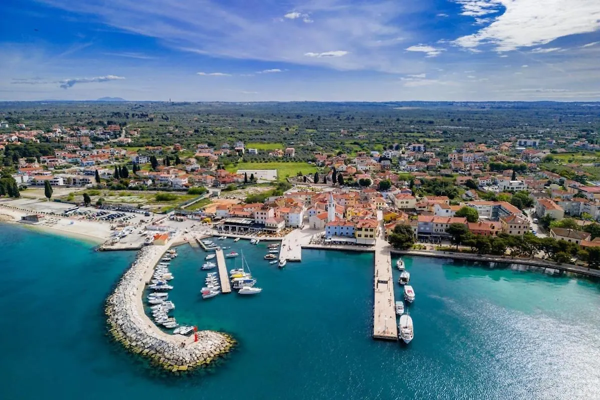 House For 12 People Close To The Sea Pula