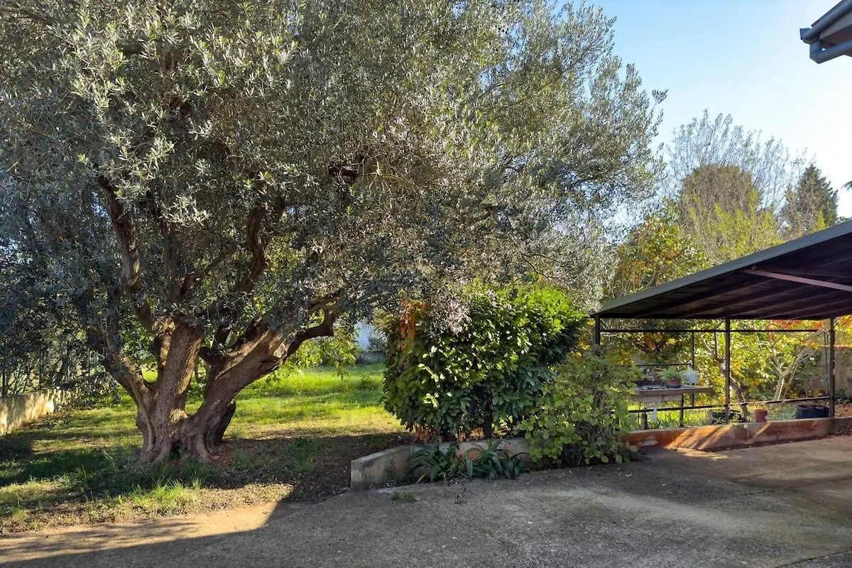 Holiday home House For 12 People Close To The Sea Pula