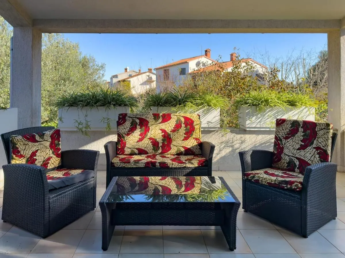 House For 12 People Close To The Sea Pula